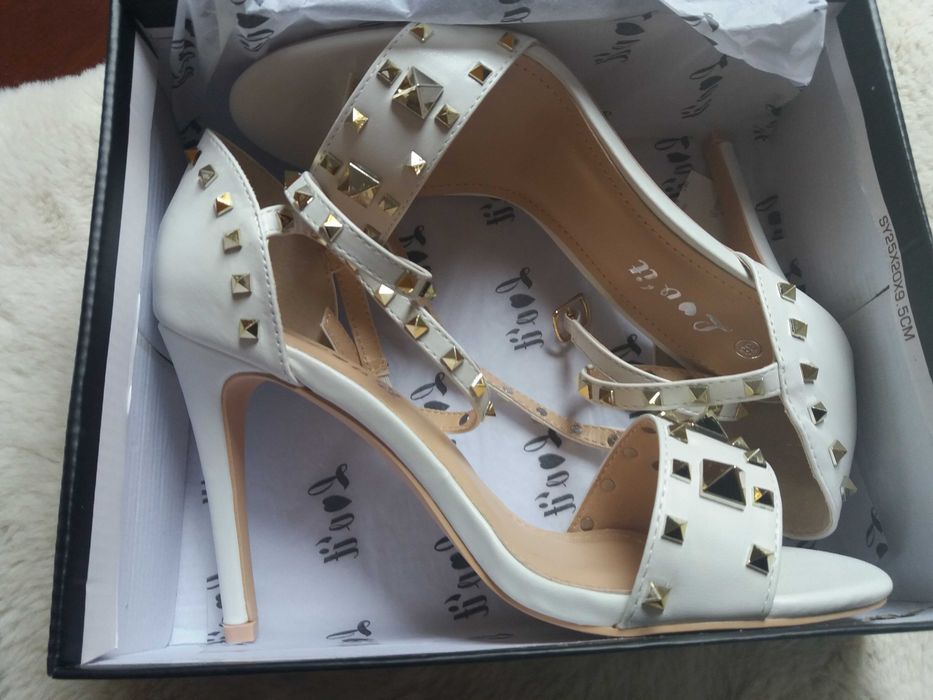 Nowe sandałki na obcasie rozm. 38