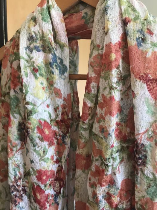 Echarpes ou lenços com estampados variados