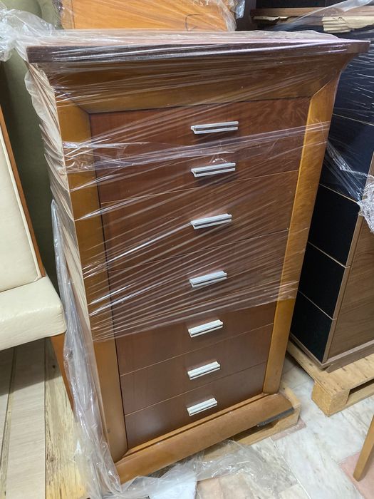 Diversos camiseiros altos