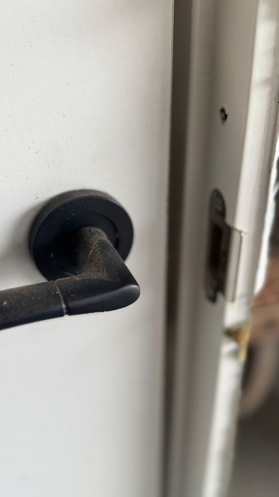 Porta lacada branca com dobradiças e aros laterais
