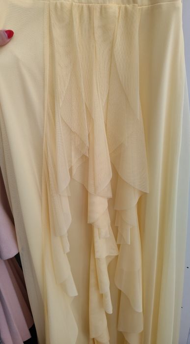 Vestido amarelo (cor pantone do ano)