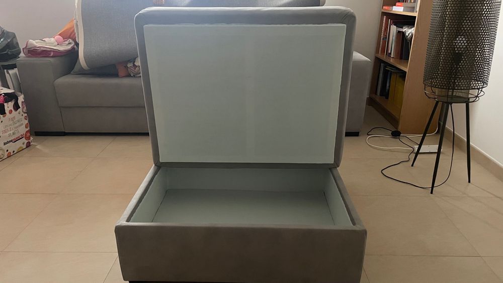 Apoio de sofá para pés com arrumação.