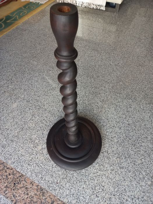 Peça de  madeira muito versátil, pois pode ser adaptada  para um candeeiro, para uma mesa..etc.