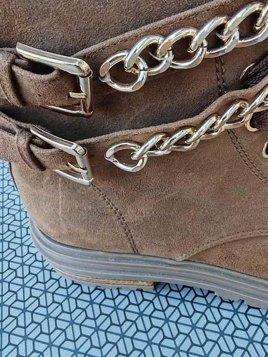 Botas em pele, com correntes douradasNovas 39