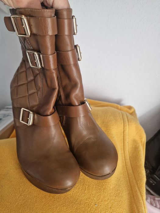 Botins novos , modernos