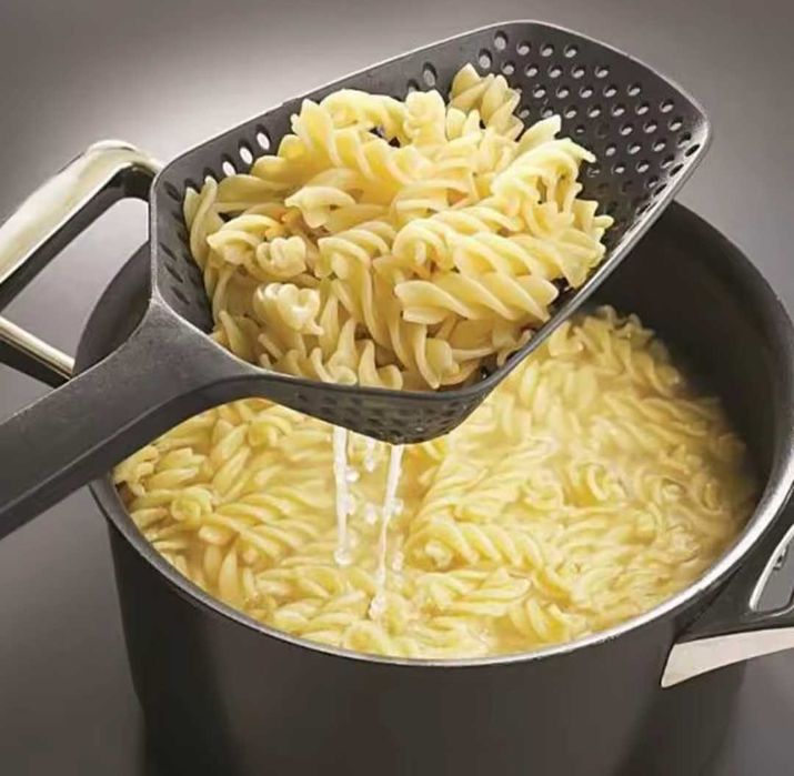 Łyżka kuchenna, cedzak, akcesorium, czarna i duża, wygoda