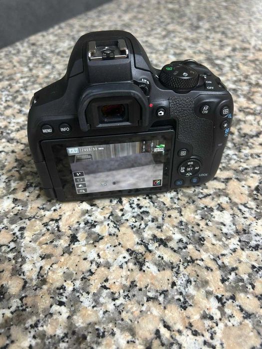 Canon EOS 850D + 18-55mm IS STM