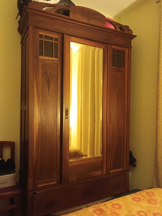 Roupeiro antigo em ótimo estado de conservação