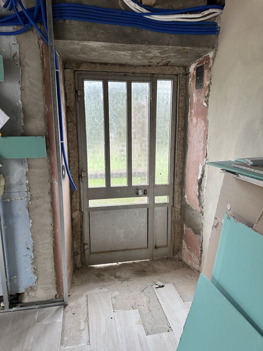 Porta de alumínio com painel fixo