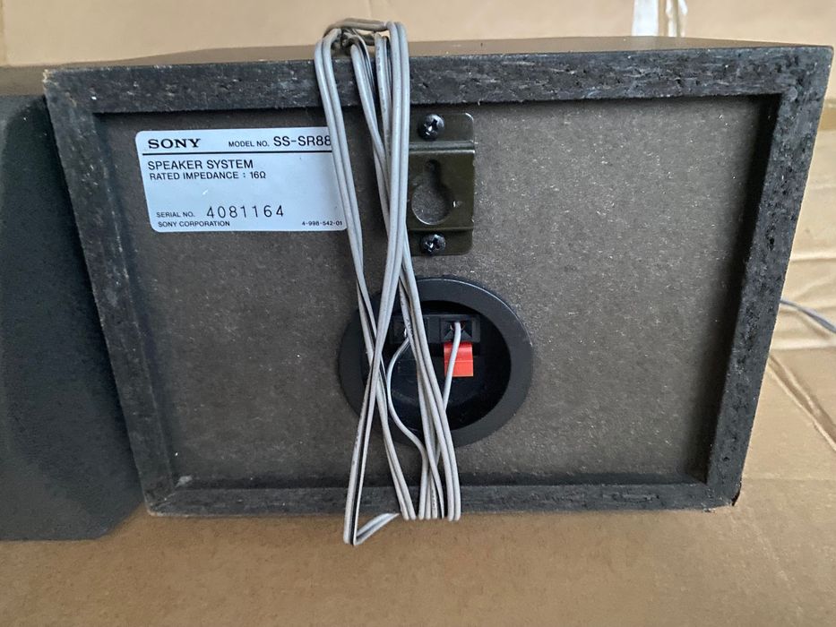 Uma Coluna Sony SS-SR88