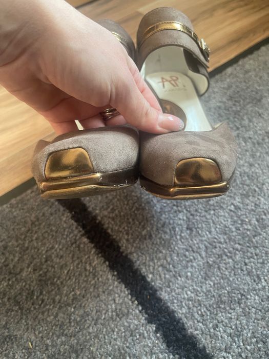 Buty zapinane  na obcasie Arrado 38 skórzane