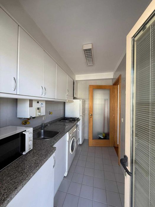 Arrendamento de apartamento T1 na Rua de Camões, junto ao Metro da Trindade, centro do Porto