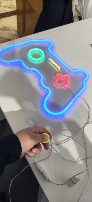 Luminária em forma de comando de consola com cabo para teste