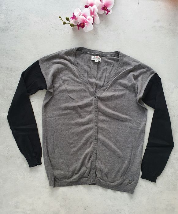 Bawełniany sweterek kardigan dekolt w serek zapinany na guziki