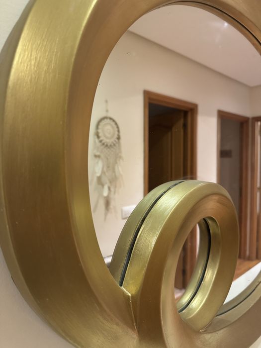 Espelho com moldura dourada