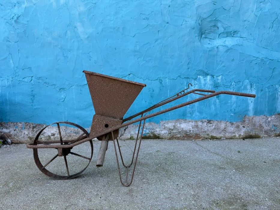 Distribuidor de adubo antigo