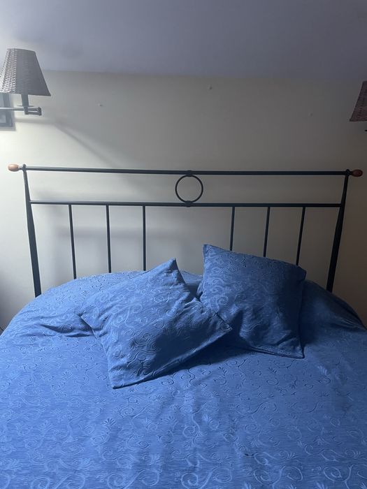 Cama casal em ferro de cor preta