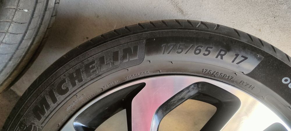 Koła aluminiowe 17 cali Aygo X z oponami letnimi