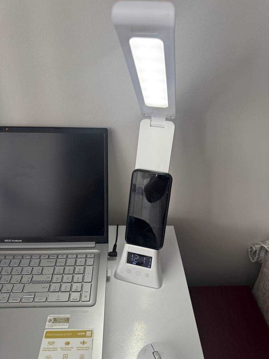 Настільна LED - лампа регульована, з бездротовою зарядкою для телефону