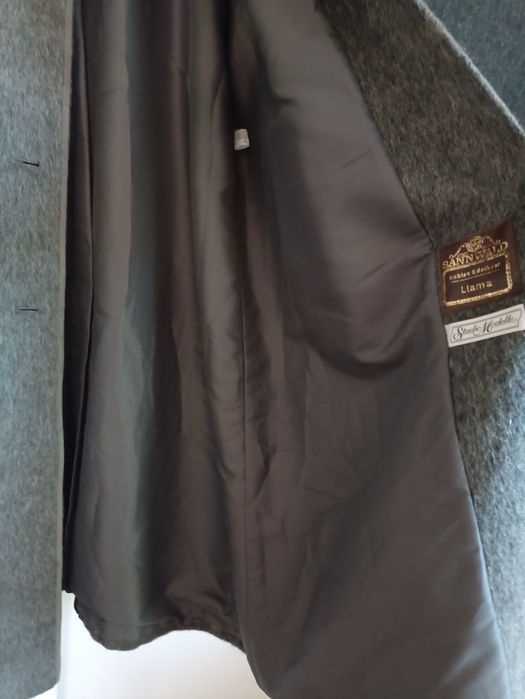 Nowy płaszcz damski z wełny lamy marki SANNWALD