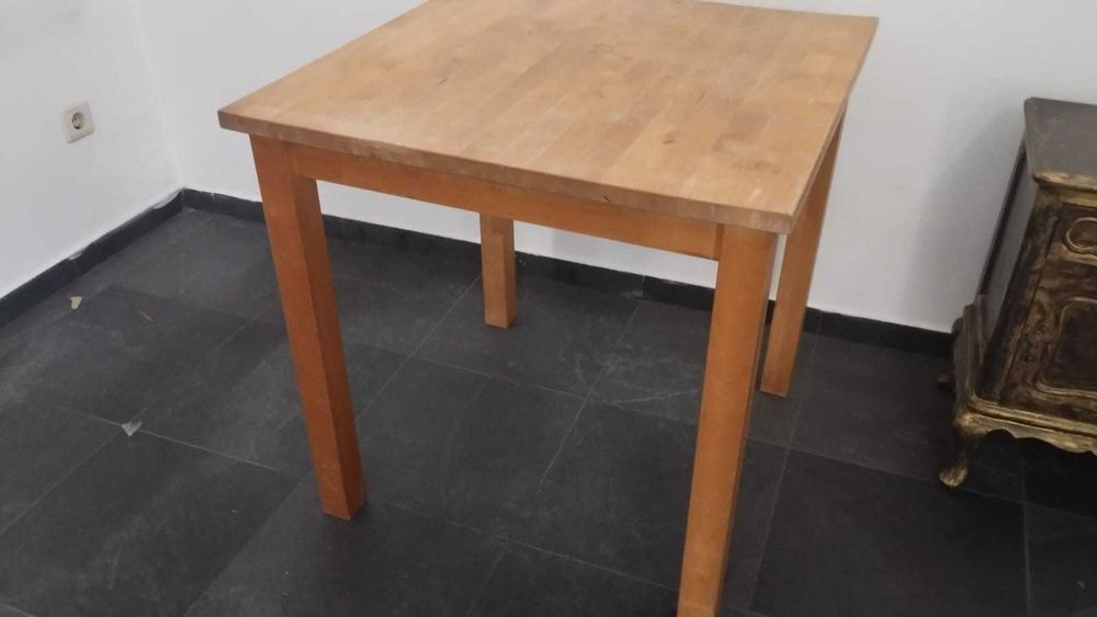 Mesa em madeira maciça