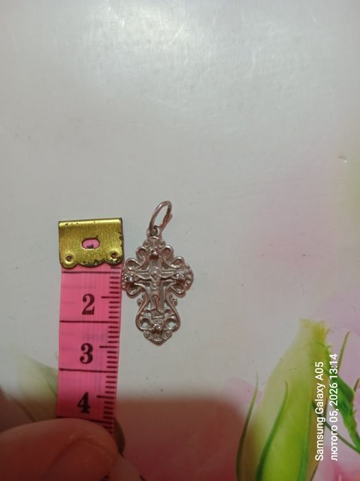 Хрестик жіночий з камінцями