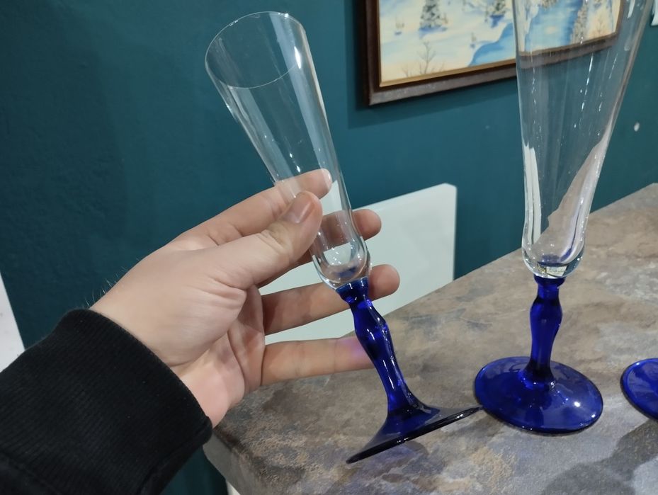 Kolorowe kieliszki stare szkło niebieskie