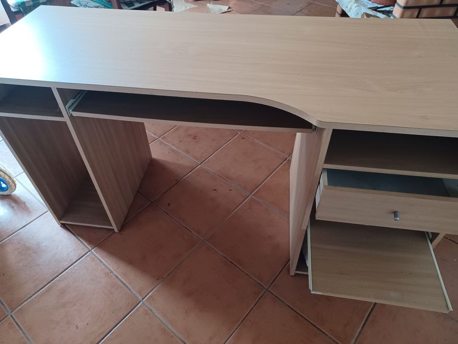 Secretária em bom estado