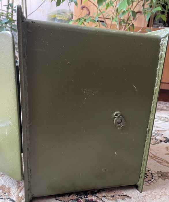 Сейф Гарант встраиваемый в стену.