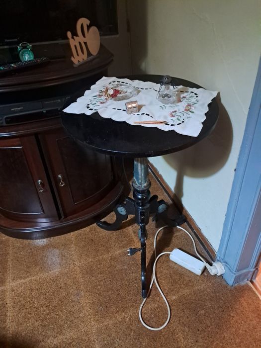 Mesinha de apoio  com pe de galo