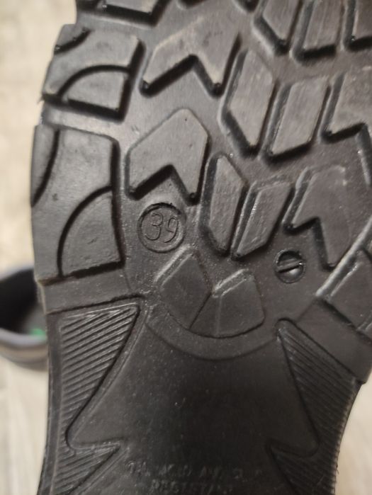 Ботінки з залізними носком 39 р.Нові.