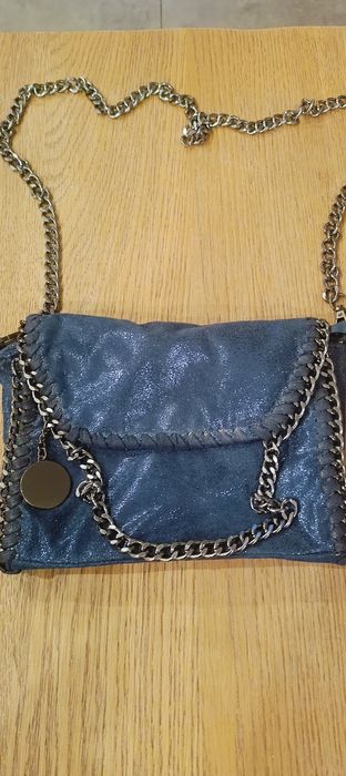 Granatowa torebka z łańcuszkiem