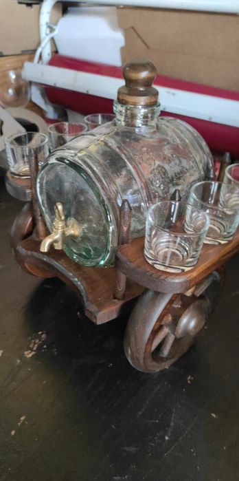 Carroça decorativa em madeira com barril em vidro trabalhado e copos