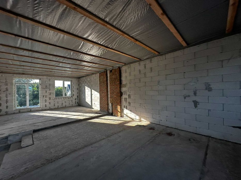 Будинок біля озера з пляжем