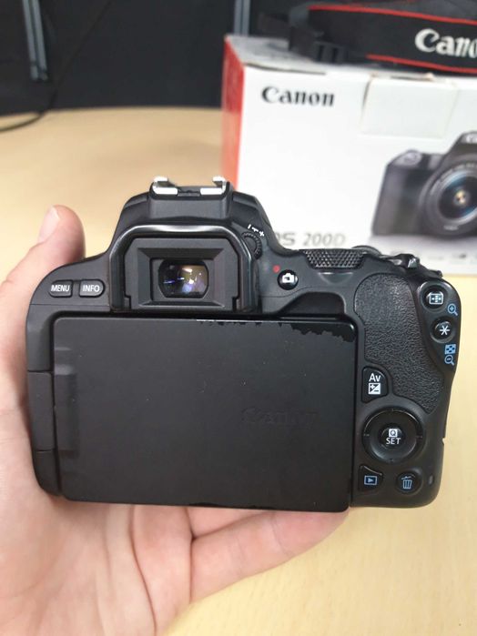 Canon EOS 200D + lente zoom 18-55mm + 3 baterias + caixa original