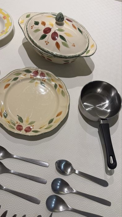 Conjunto de Pratos, talheres, tacho e pucara
