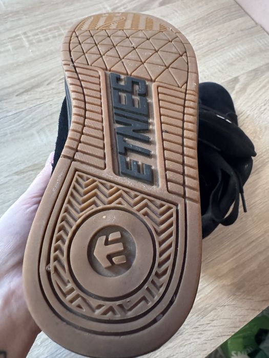 Продам кросівки Etnies