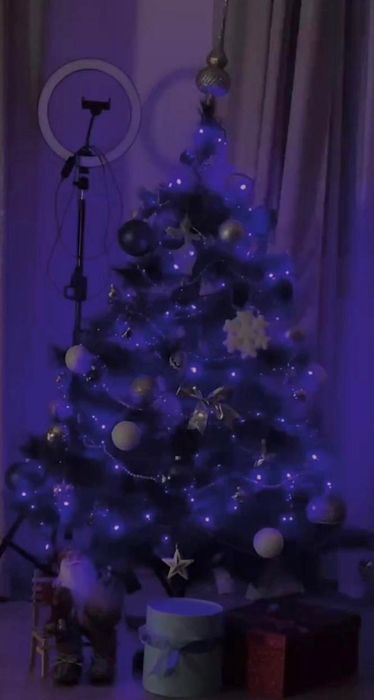 Ялинка штучна, разом з іграшками та гірляндою, висота 1.50.