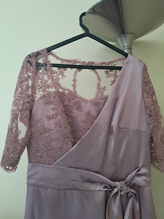 Vestido de cerimónia com renda super elegante em rosa velho.