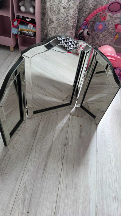 Stylowe lustro trójskrzydłowe do toaletki / konsoli – eleganckie i praktyczne