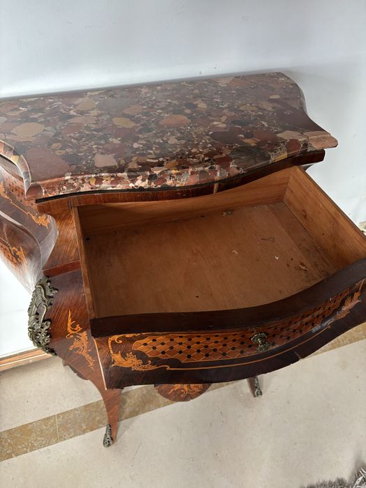 Vitrine/Bar Antigo Estilo Luís XV em Marchetaria com Tampo em Mármore