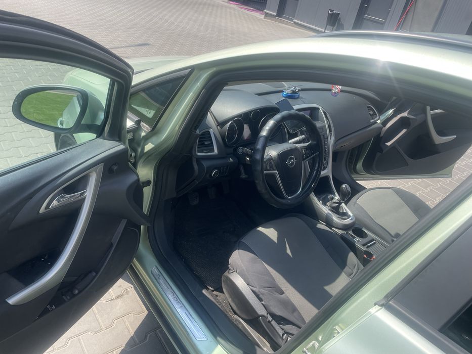 Opel Astra J 2011
