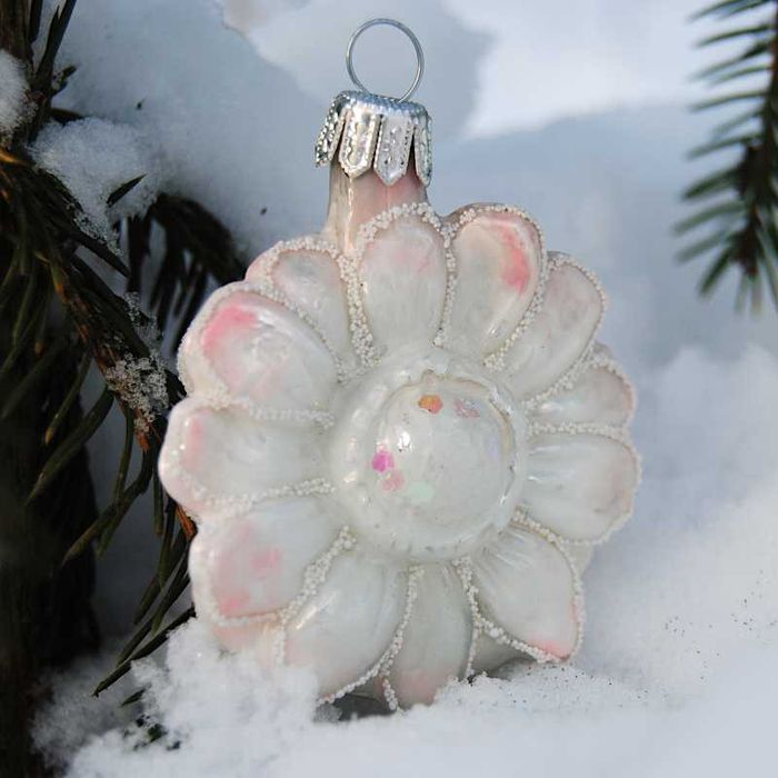 Margerytka biało-różowa - szklana bombka handmade