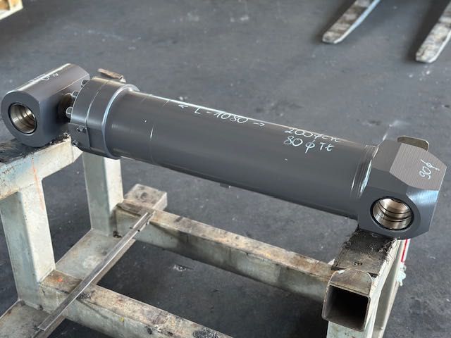 Nowy siłownik hydrauliczny L-1080 MM średnica cylindra 200 mm
