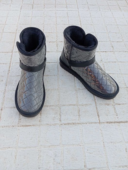 Botas em pêlo cinzentas e pretas