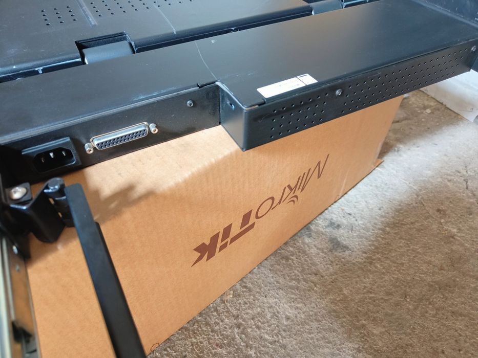 APC AP5015 15" 1U консоль управления