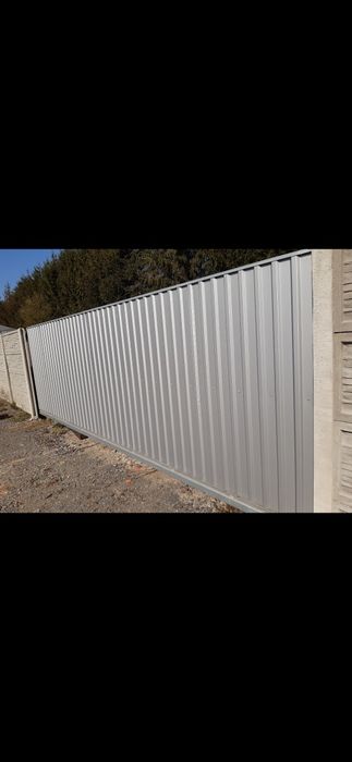 Brama przesuwna z blachą