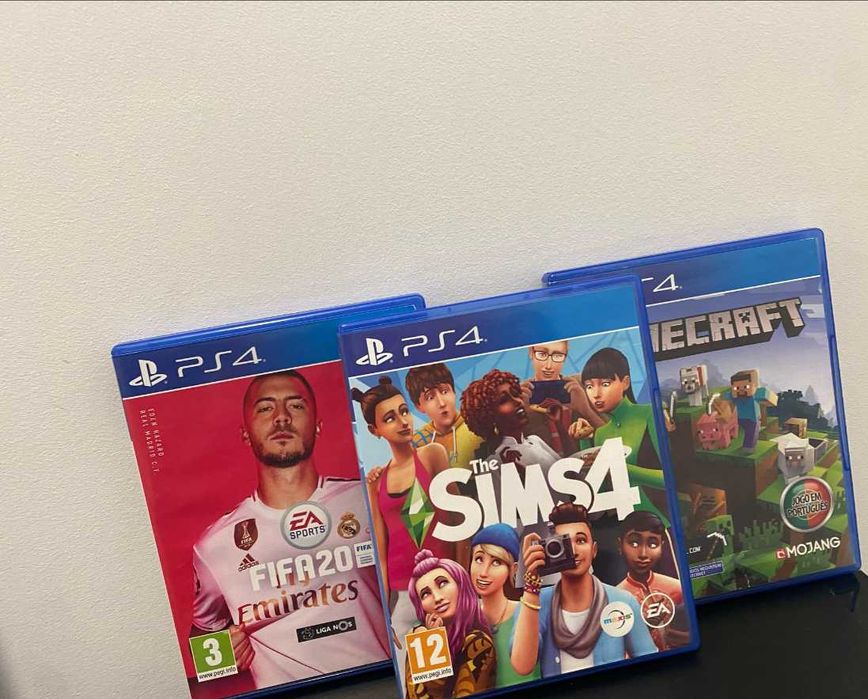 Playstation 4 Slim otimo para jogos com 3 jogos de CD como FIFA20