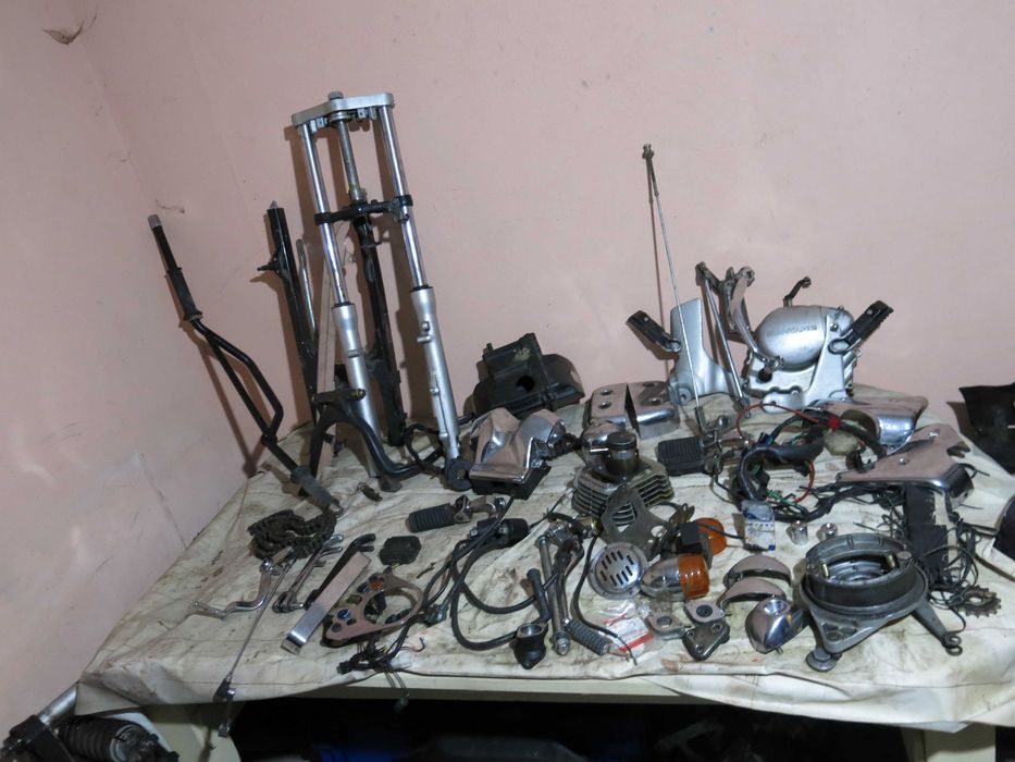 Stopki boczne Sym Husky 125.