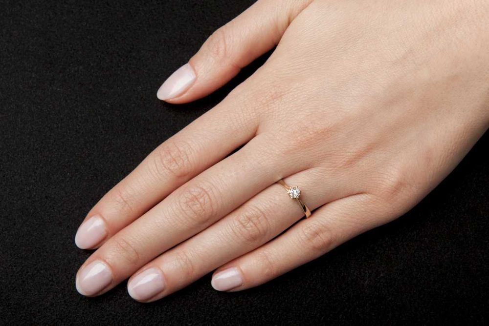 Złoty pierścionek próba 585 z brylantem 0.18ct